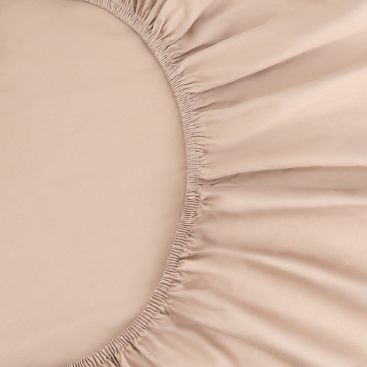 Простыня на резинке из премиального сатина бежевого цвета из коллекции Essential,  160х200х30 см