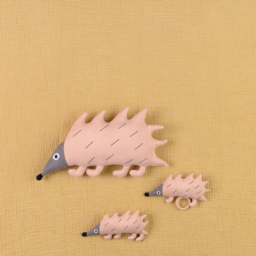 Погремушка из хлопка Ежик Ugo из коллекции Tiny world 14х8 см