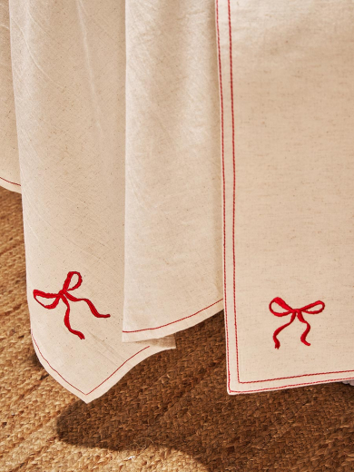 Скатерть Fancy Bows бежевого цвета из коллекции Essential, 180х240 см