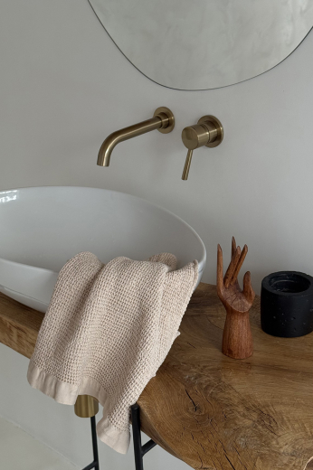 Полотенце для рук из умягченной вафли кремового цвета из коллекции Essential, 50x90 см