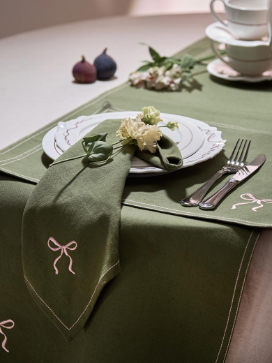 Салфетка под приборы Fancy Bows оливкового цвета из коллекции Essential, 35х45 см