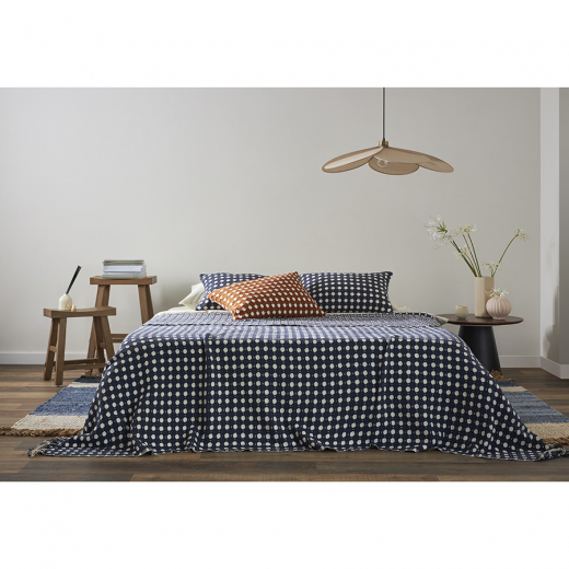 Покрывало из хлопка Polka dots темно-синего цвета из коллекции Essential, 230х250 см