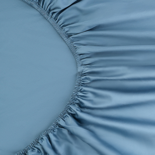 Простыня на резинке из премиального сатина джинсово-синего цвета из коллекции Essential,  180х200х30