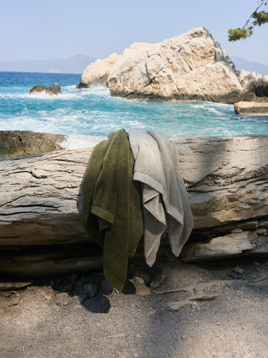 Полотенце банное оливкового цвета из коллекции Essential, 70х140 см