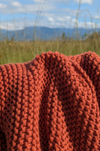 Плед из хлопка жемчужной вязки терракотового цвета из коллекции Essential, 130х180 см