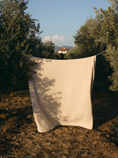 Покрывало двухстороннее из многослойного муслина цвета охры из коллекции Essential, 230x250 см