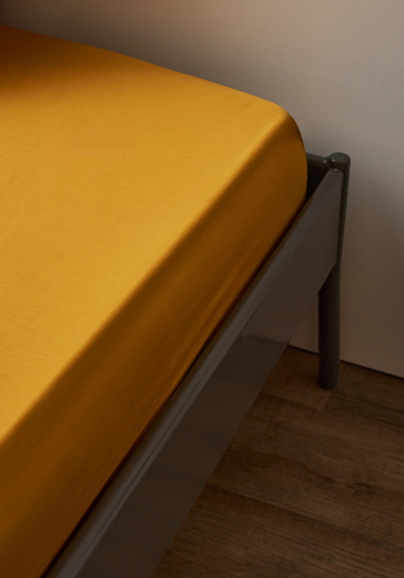 Простыня из премиального сатина горчичного цвета из коллекции Essential, 180х270 см