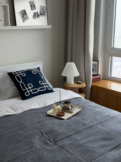 Плед из шерсти мериноса темно-синего цвета из коллекции Essential, 130х180 см