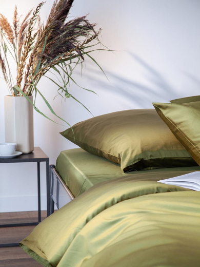 Простыня на резинке из премиального сатина оливкового цвета из коллекции Essential, 180х200х30 см