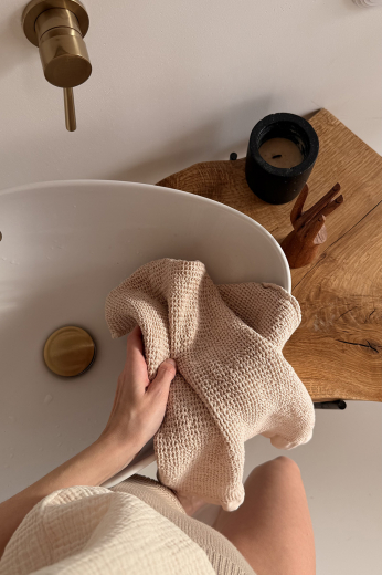 Полотенце для рук из умягченной вафли кремового цвета из коллекции Essential, 50x90 см