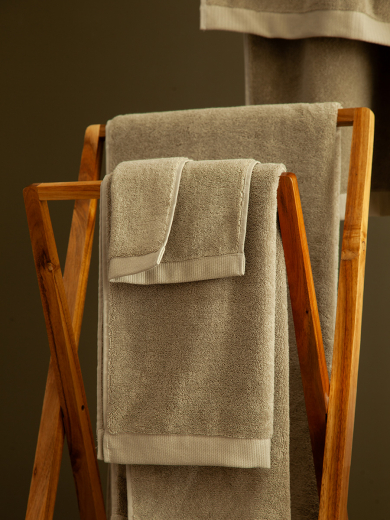 Полотенце банное бежево-серого цвета из коллекции Essential, 90х150 см