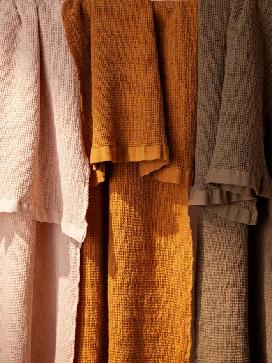 Полотенце банное из умягченной вафли цвета хаки из коллекции Essential, 70x140 см