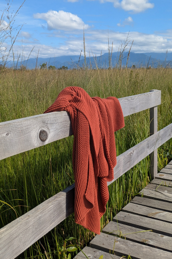 Плед из хлопка жемчужной вязки терракотового цвета из коллекции Essential, 130х180 см