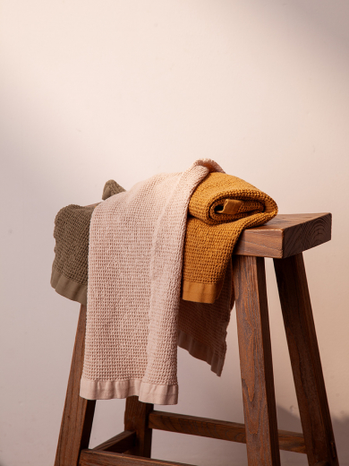 Полотенце для рук из умягченной вафли кремового цвета из коллекции Essential, 50x90 см