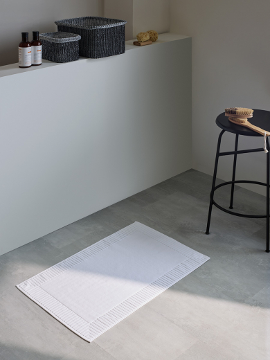 Коврик для ванной с фактурным бортиком белого цвета из коллекции Essential, 50х80 см