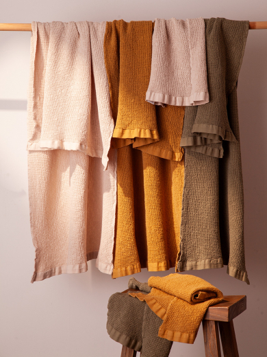 Полотенце банное из умягченной вафли кремового цвета из коллекции Essential, 70x140 см