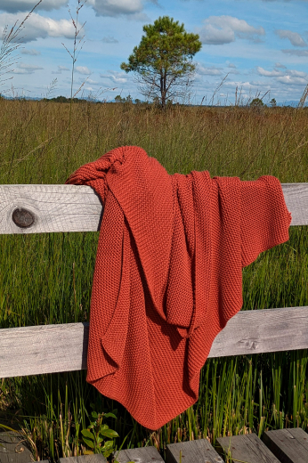 Плед из хлопка жемчужной вязки терракотового цвета из коллекции Essential, 130х180 см