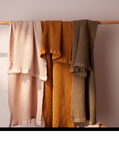 Полотенце банное из умягченной вафли цвета охры из коллекции Essential, 70x140 см