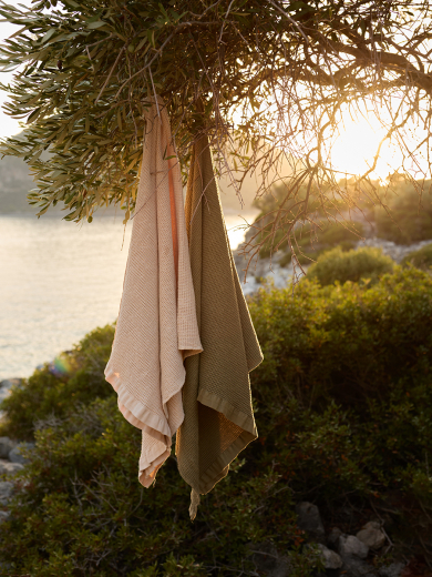 Полотенце банное из умягченной вафли кремового цвета из коллекции Essential, 70x140 см