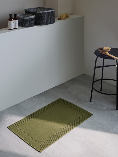 Коврик для ванной с фактурным бортиком оливкового цвета из коллекции Essential, 50х80 см