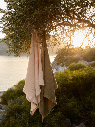 Полотенце банное из умягченной вафли цвета хаки из коллекции Essential, 70x140 см