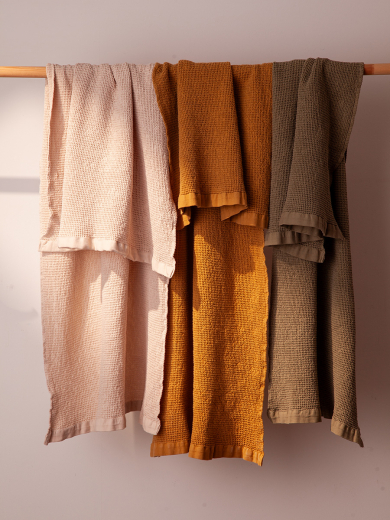 Полотенце банное из умягченной вафли цвета охры из коллекции Essential, 70x140 см