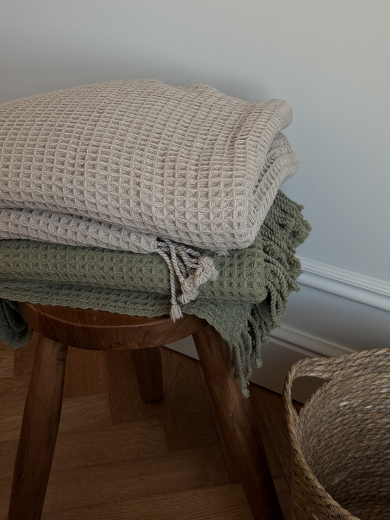 Плед из шерсти травянисто-зеленого цвета из коллекции Essential, 130х180 см