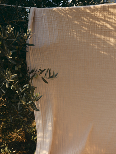 Покрывало двухстороннее из многослойного муслина цвета охры из коллекции Essential, 230x250 см