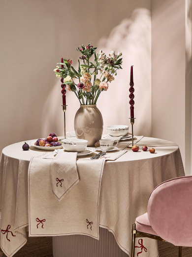 Скатерть Fancy Bows бежевого цвета из коллекции Essential, 180х240 см