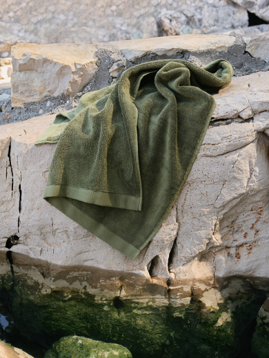 Полотенце банное оливкового цвета из коллекции Essential, 90х150 см