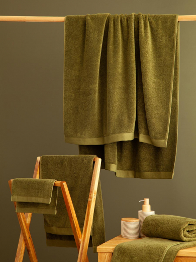 Полотенце банное оливкового цвета из коллекции Essential, 70х140 см