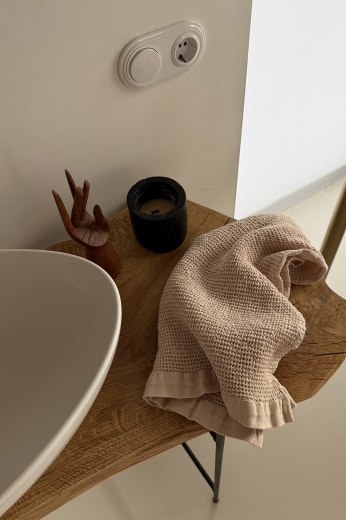 Полотенце для рук из умягченной вафли кремового цвета из коллекции Essential, 50x90 см