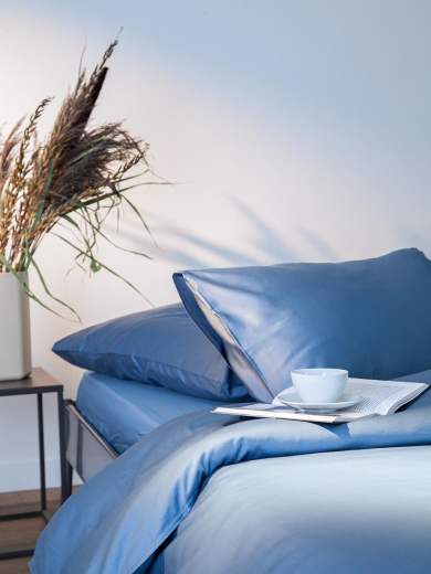 Простыня из премиального сатина джинсово-синего цвета из коллекции Essential, 240х270 см