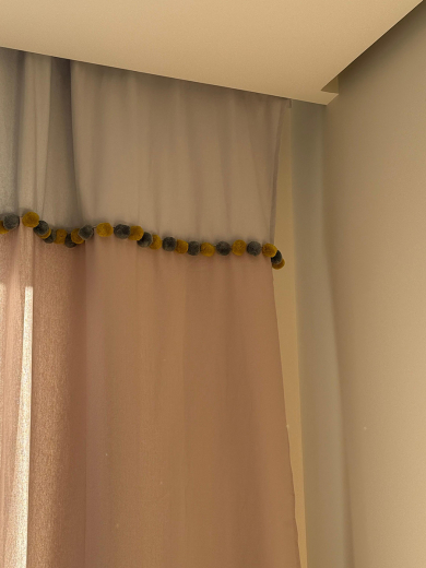 Штора из хлопка с помпонами бежево-серого цвета из коллекции Essential, 150х290 см