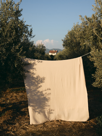 Покрывало двухстороннее из многослойного муслина цвета охры из коллекции Essential, 230x250 см