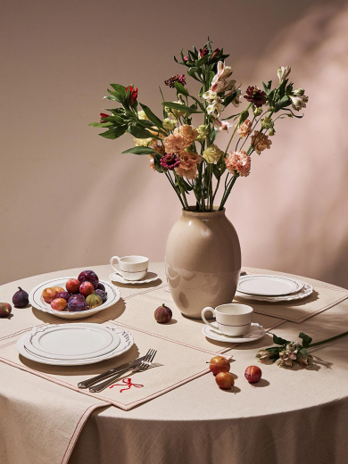 Скатерть Fancy Bows бежевого цвета из коллекции Essential, 180х180 см