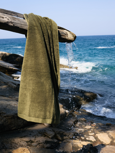 Полотенце банное оливкового цвета из коллекции Essential, 90х150 см