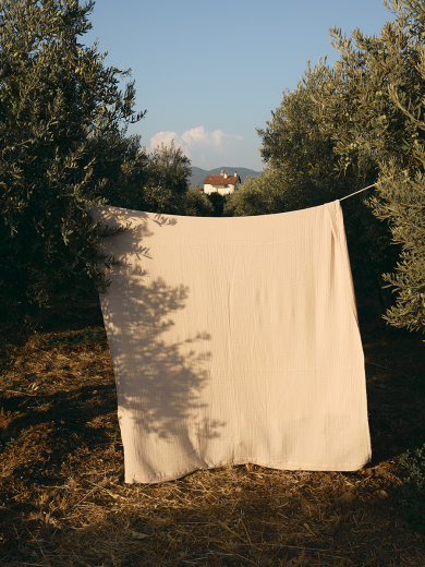 Покрывало двухстороннее из многослойного муслина цвета охры из коллекции Essential, 180х250 см