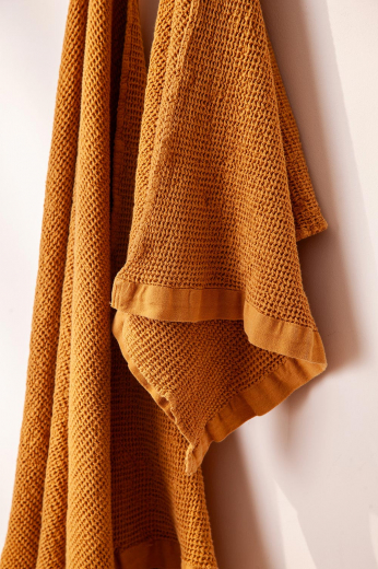 Полотенце банное из умягченной вафли цвета охры из коллекции Essential, 70x140 см