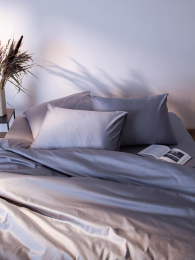 Простыня на резинке из премиального сатина светло-серого цвета из коллекции Essential, 180х200х30 с