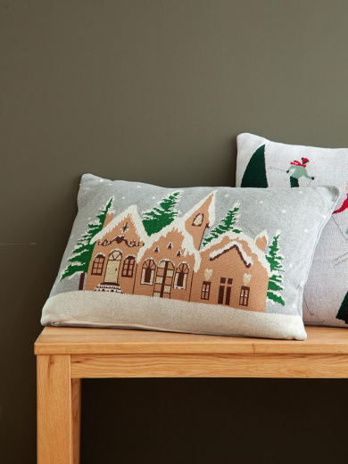 Подушка вязаная с новогодним рисунком Christmas Village из коллекции New Year Essential, 40x60 см