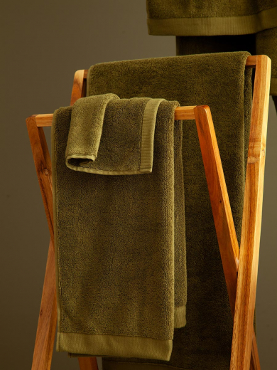 Полотенце банное оливкового цвета из коллекции Essential, 70х140 см