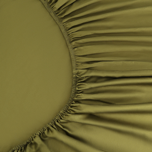 Простыня на резинке из премиального сатина оливкового цвета из коллекции Essential, 180х200х30 см
